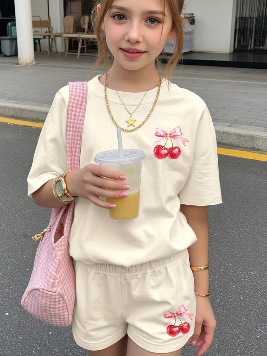 SHEIN Conjunto de 2 piezas de blusa de manga corta y pantalones cortos con estampado de lazo y cerezas minimalista retro estilo Kawaii para niñas preadolescentes, ideal para el verano relajado