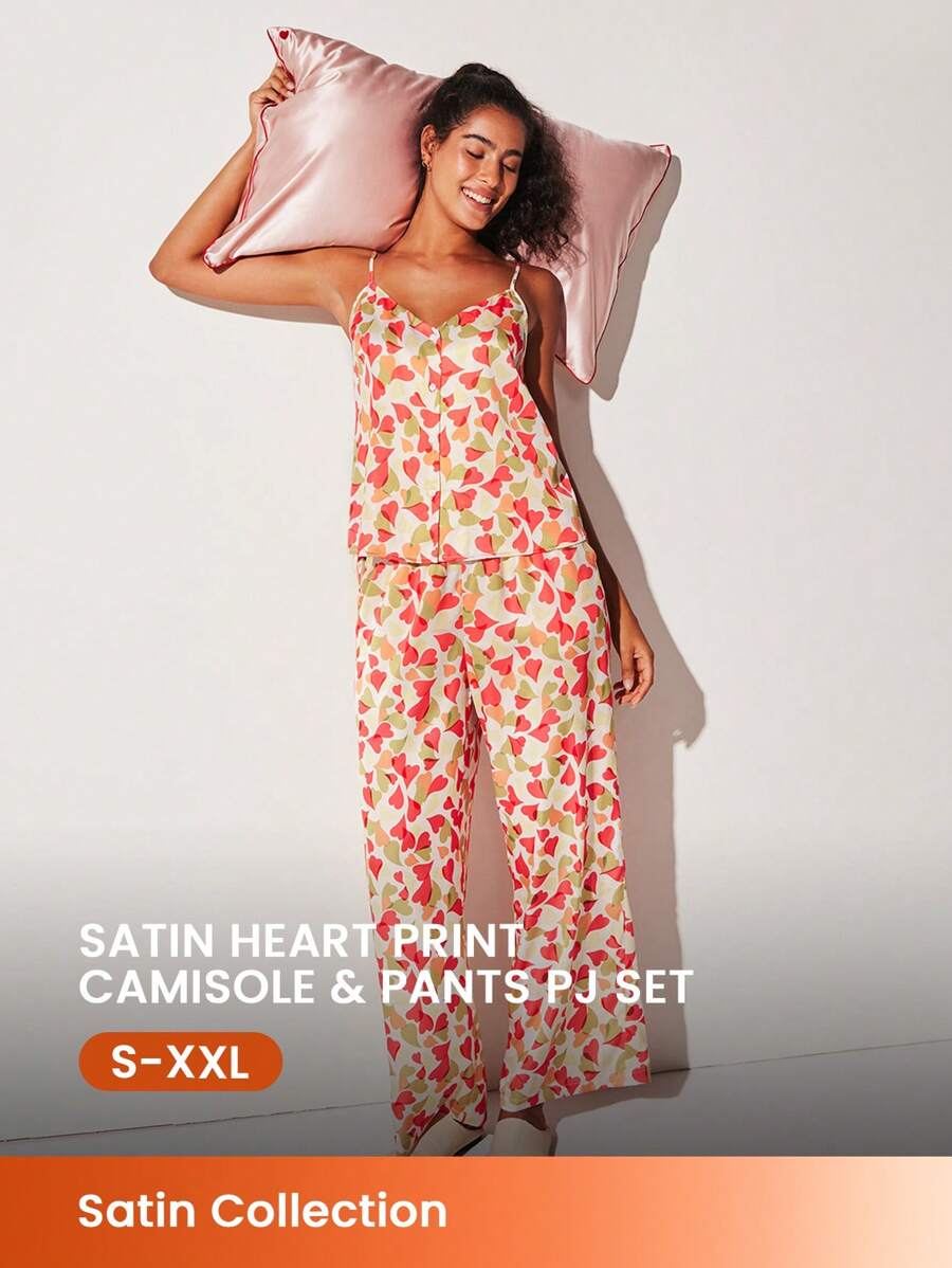 LUVLETTE Conjunto de pijama informal de top tipo camiseta con escote en V y pantalones, confeccionado en tela de satén sedoso con estampado de corazones
