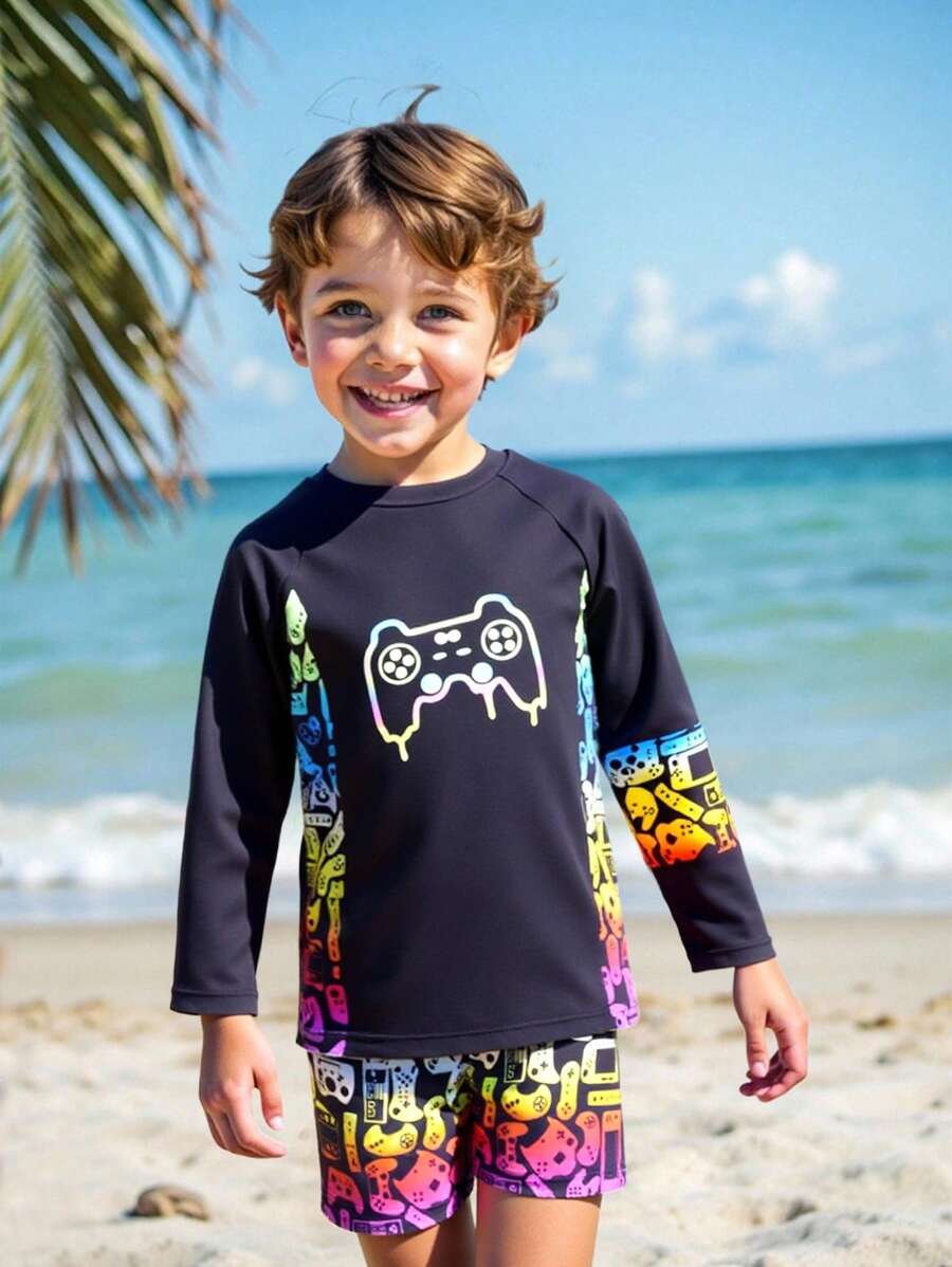 SHEIN Conjunto de traje de baño de dos piezas con estampado de mando de videojuegos para niño pequeño, que incluye top de manga larga y pantalón de baño, atuendo de playa