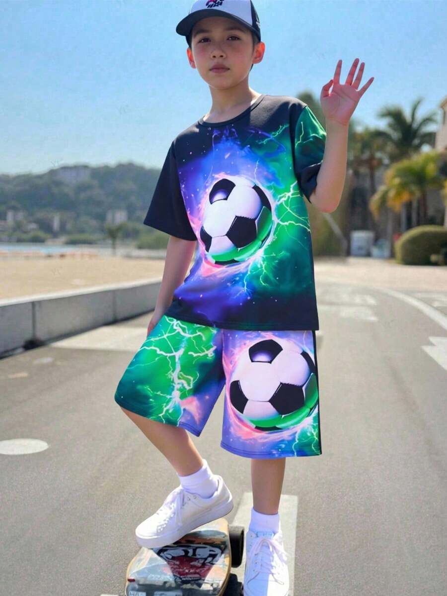 Set da 2 pezzi di maglietta a maniche corte e pantaloncini casual per ragazzi pre-adolescenti, con stampa 3D colorata a tema calcio