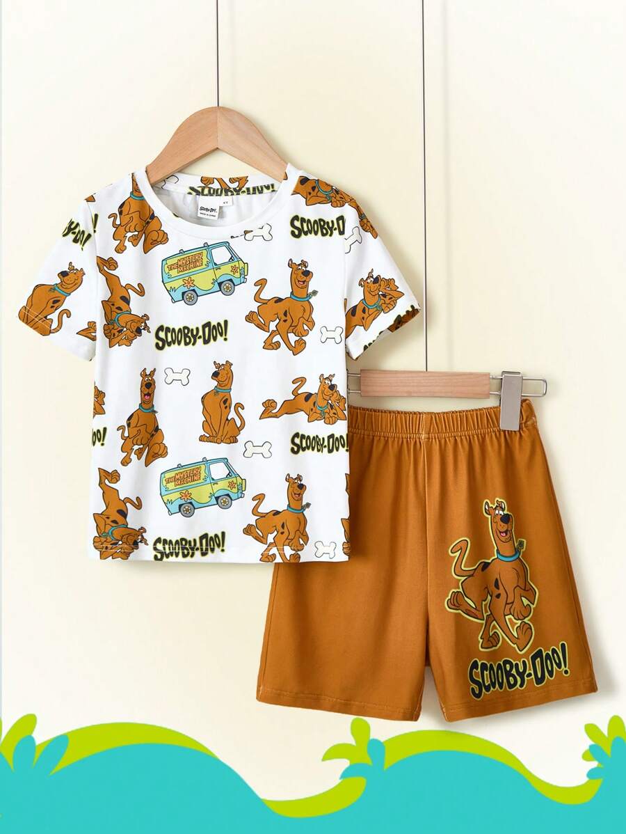 SCOOBY-DOO X SHEIN Set di maglietta a maniche corte bianca casual e pantaloncini larghi per ragazzi, con stampa di cucciolo e auto a tema cartoni animati