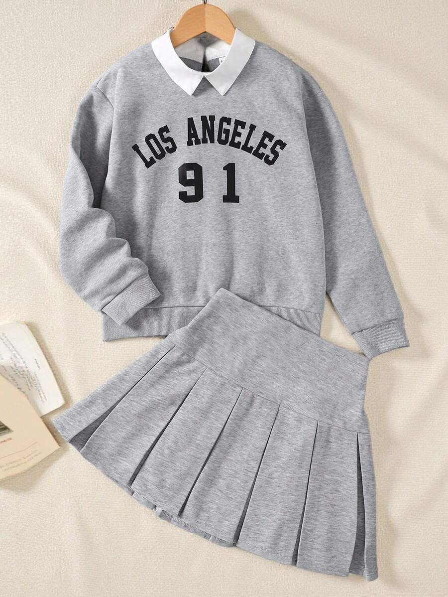 SHEIN Set de 2 piezas de niña preadolescente, camisa estilo universitario americano con estampado de letras en inglés y falda plisada, conjunto de sudadera informal