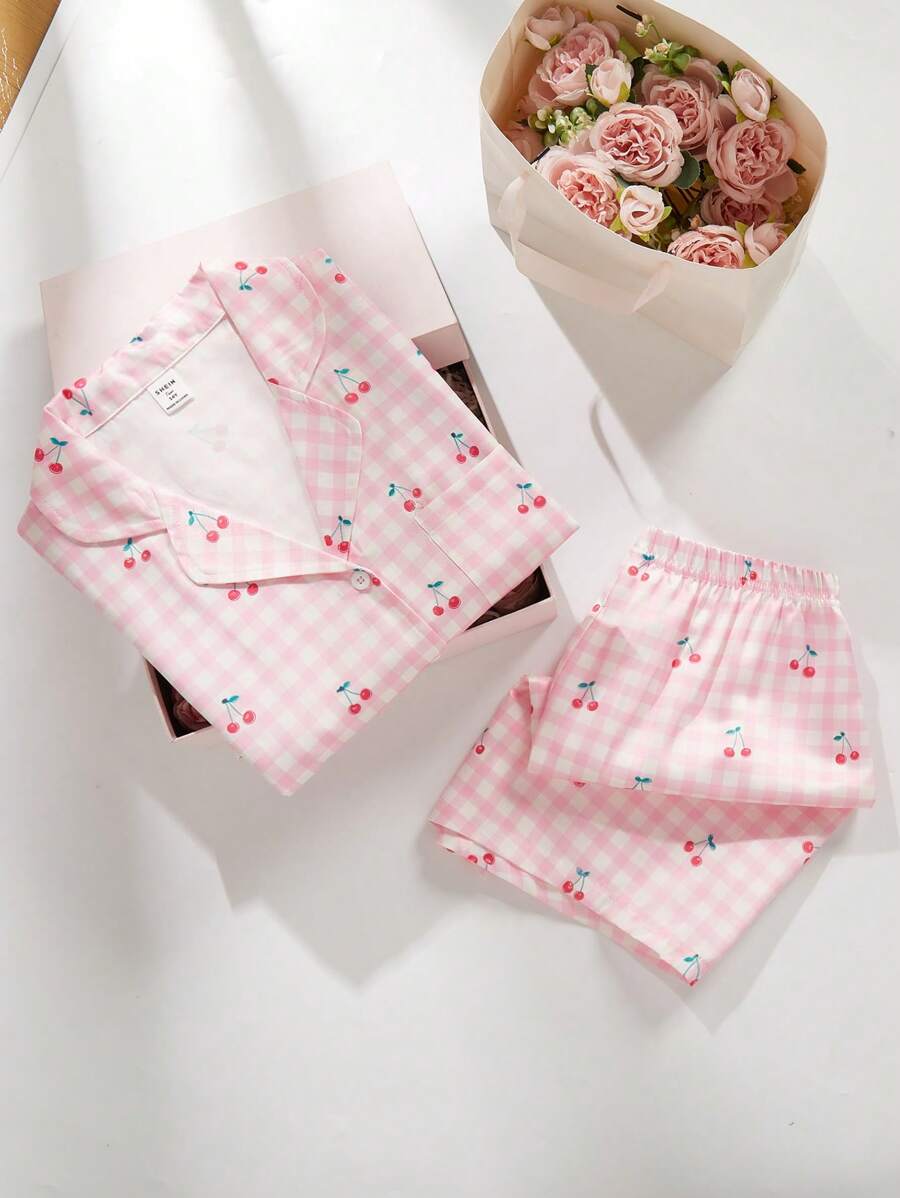Conjunto de blusa de manga corta con cuello de solapa y estampado a cuadros y cereza, y pantalones cortos, ropa de descanso resistente al fuego imitación para adolescentes