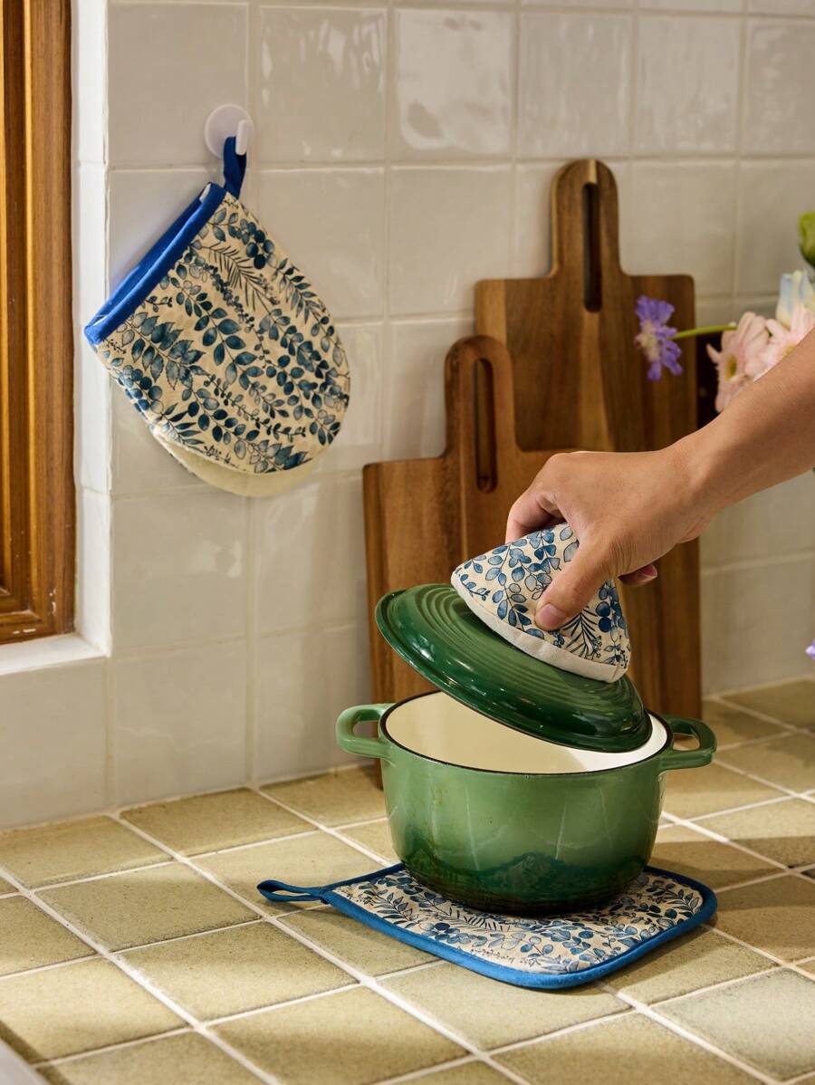Cirelle Cirelle Gants de cuisson légers à motif de feuilles bleues d'été | Matériau de mise à niveau de cuisine maison résistant à haute température Gants de four | Set isolant de couverture de casserole, sous-plat, tapis de table en tissu triangle. Cadeau pour la fête des mères, Essentiels de cuisine Rama, Fournitures de cuisine, Utilisation pour fêtes, Utilisation pour la cuisson, Fournitures de restaurants haut de gamme