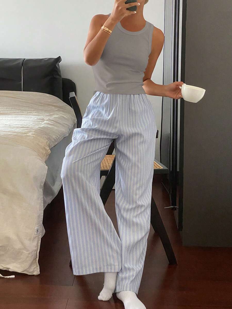 DAZY Conjunto de pijama para mujer con top tipo camiseta de unicolor simple y pantalón holgado a rayas