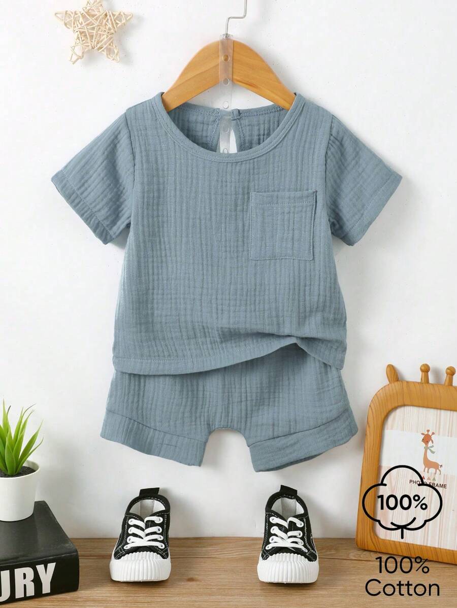 SHEIN Conjunto de 2 piezas de camiseta de bolsillo y pantalones cortos para bebé niño