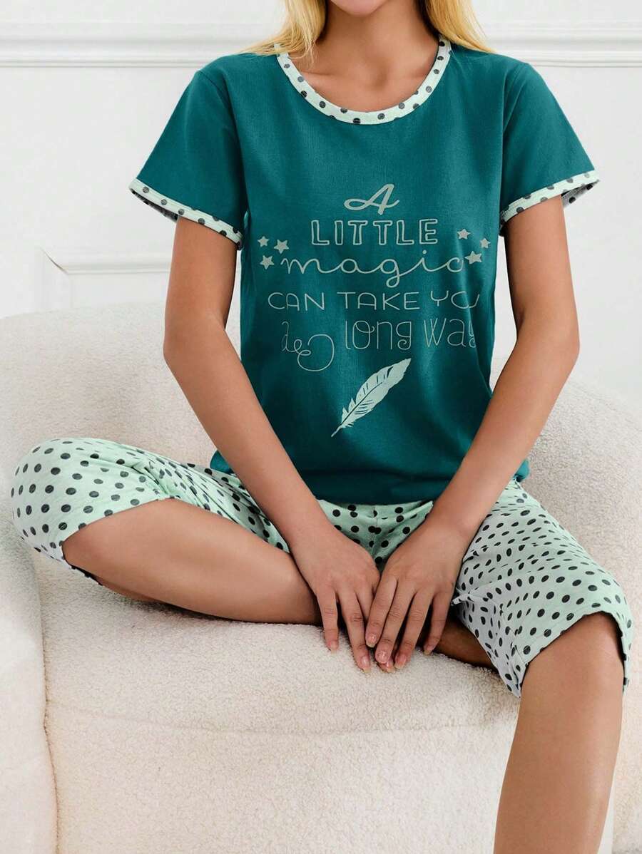 RueChic Conjunto de pijama de 2 piezas de 100% algodón con camisa con estampado de lema de color contrastante y pantalón corto tipo capri con estampado de lunares para usar en casa
