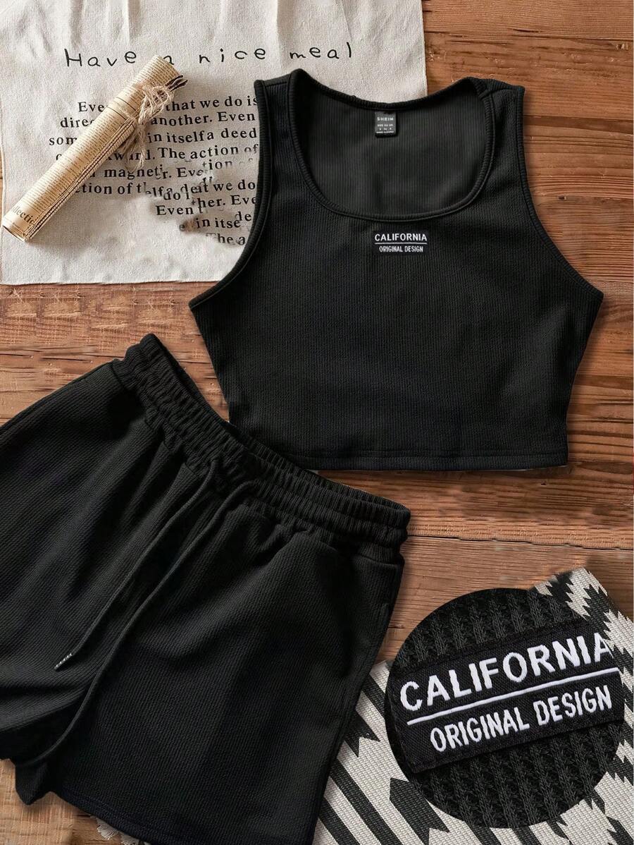 SHEIN EZwear Completo sportivo casual, composto da canotta crop aderente con toppe ricamata "California" e pantaloncini con laccetto, set da 2 pezzi, adatto per attività sportive estive da donna
