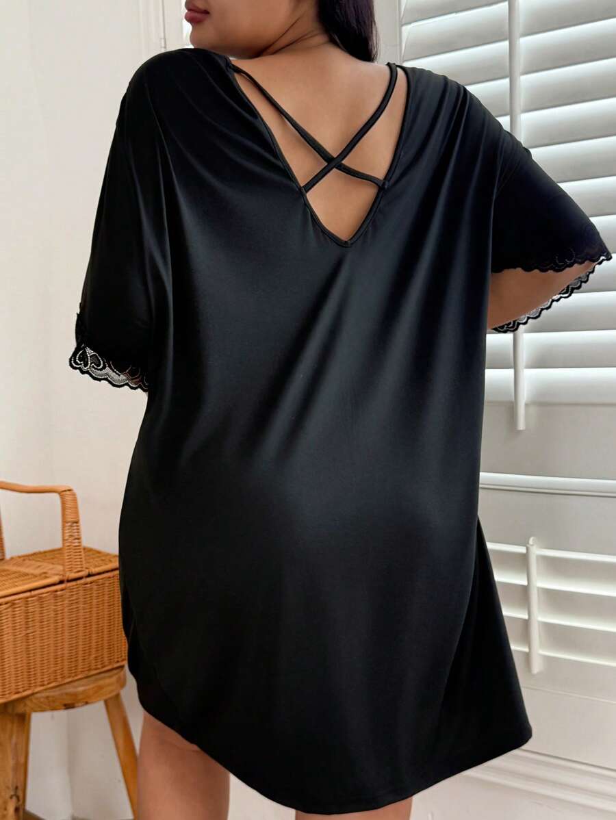 SHEIN Chemise de nuit casual en tricot avec bordure en dentelle, grande taille, noire
