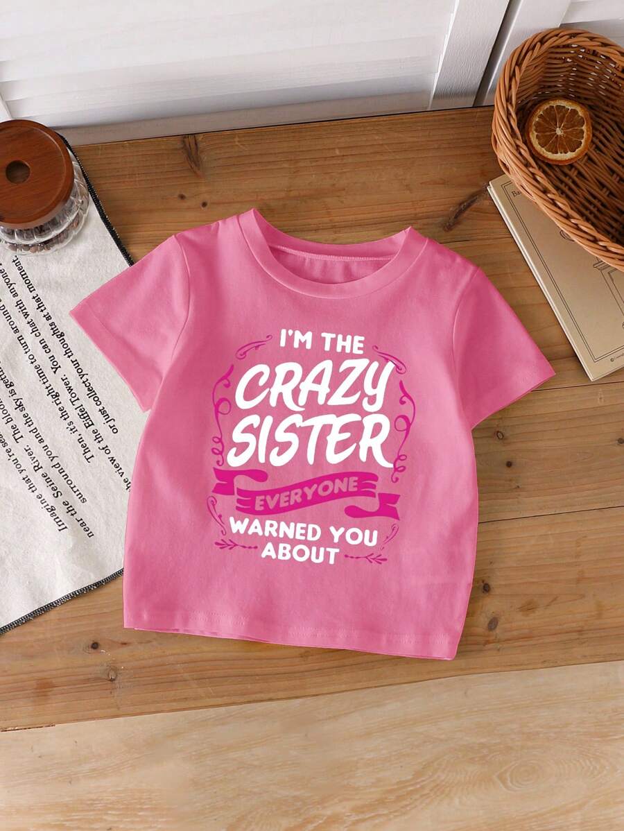 Camiseta casual de cuello redondo de manga corta color rosa con estampado "Soy la hermana loca" para niña joven