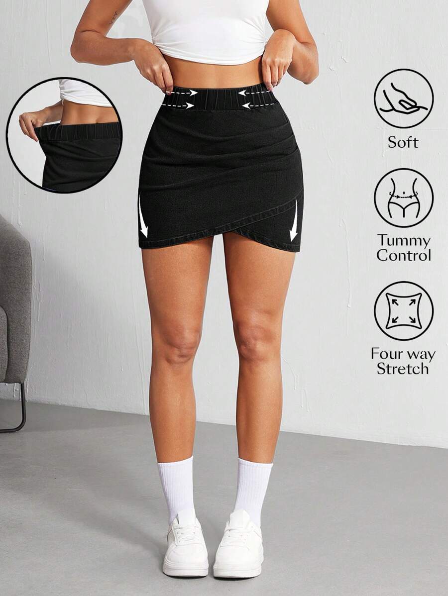 Flexra Falda corta de mezclilla con cintura elástica, drapeado y bajo envolvente para mujer
