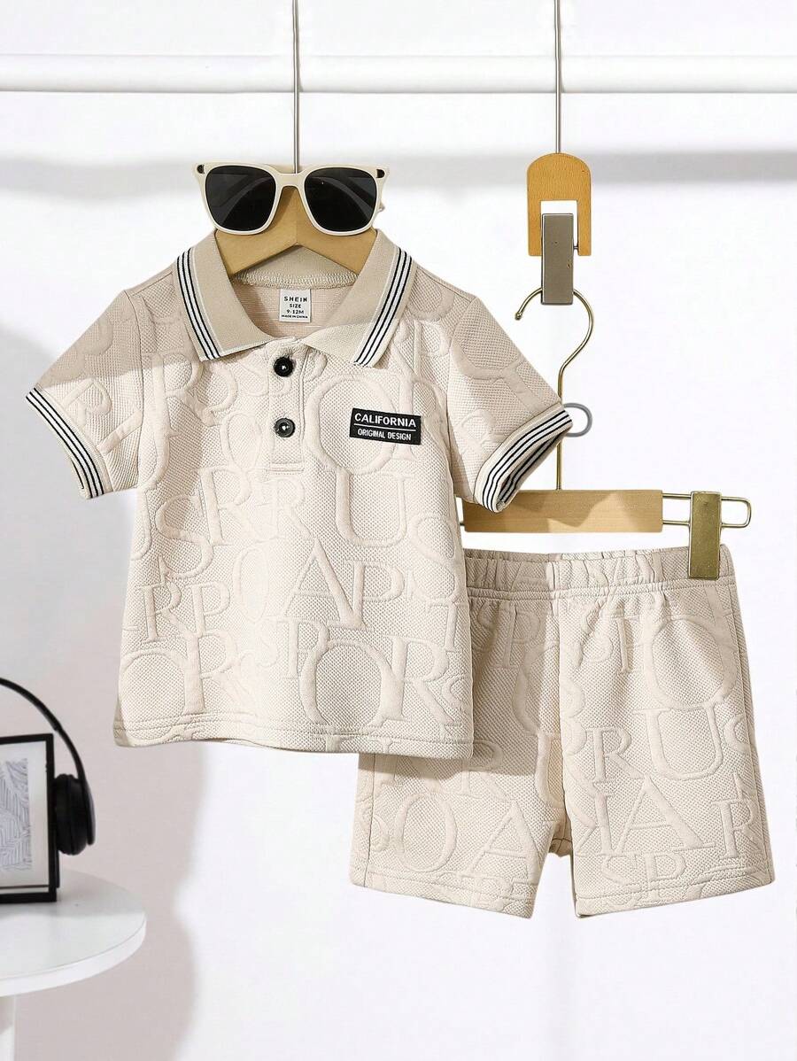 Set de 2 piezas de polo de malla jacquard de verano y pantalones cortos para niños pequeños, patrón de letras múltiples de jacquard de punto, camisa polo de manga corta con botones frontales, pantalones cortos deportivos casuales, adecuado para uso diario casual, vacaciones, salidas festivas