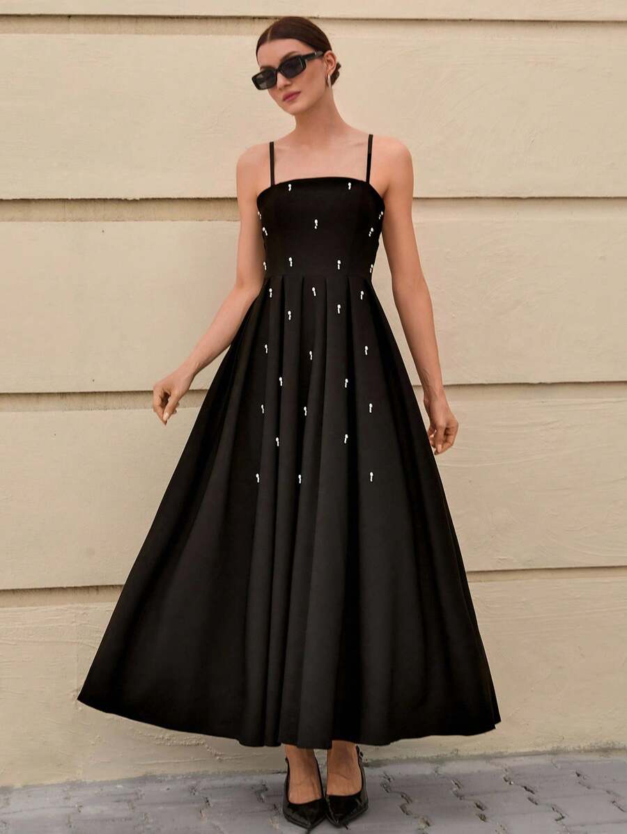 CLARA VERO Vestido largo con detalles de pedrería, tirantes finos y silueta ceñida y acampanada en color negro, vestido elegante de diseño especial