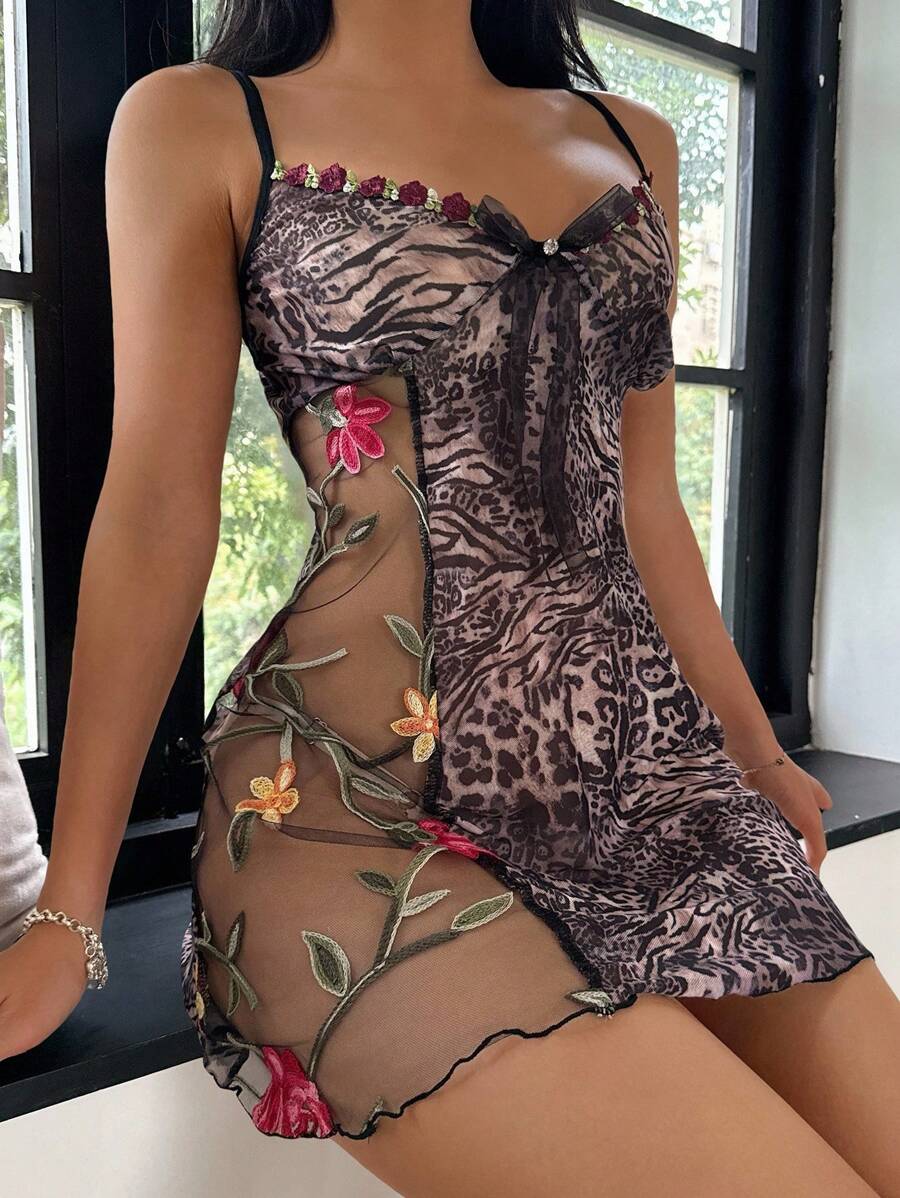 SHEIN Camisón de malla con estampado de leopardo y parches con bordado floral para mujeres