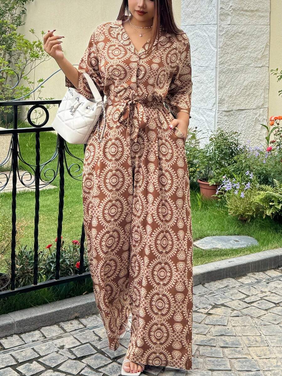 Dazy Plus Mono holgado de pierna ancha con estampado floral en toda la prenda, cuello de solapa y cintura con cordón elástico, talla grande