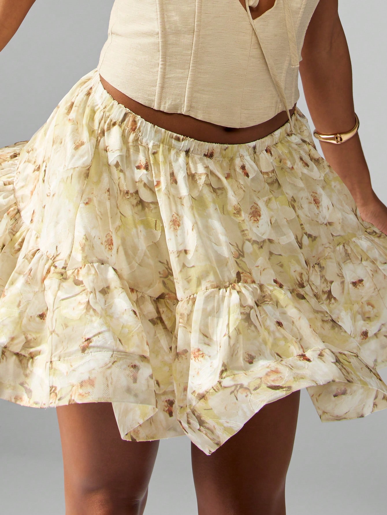 MISSGUIDED 繊細な花柄プリントのハイウエストシフォンティアードミニ