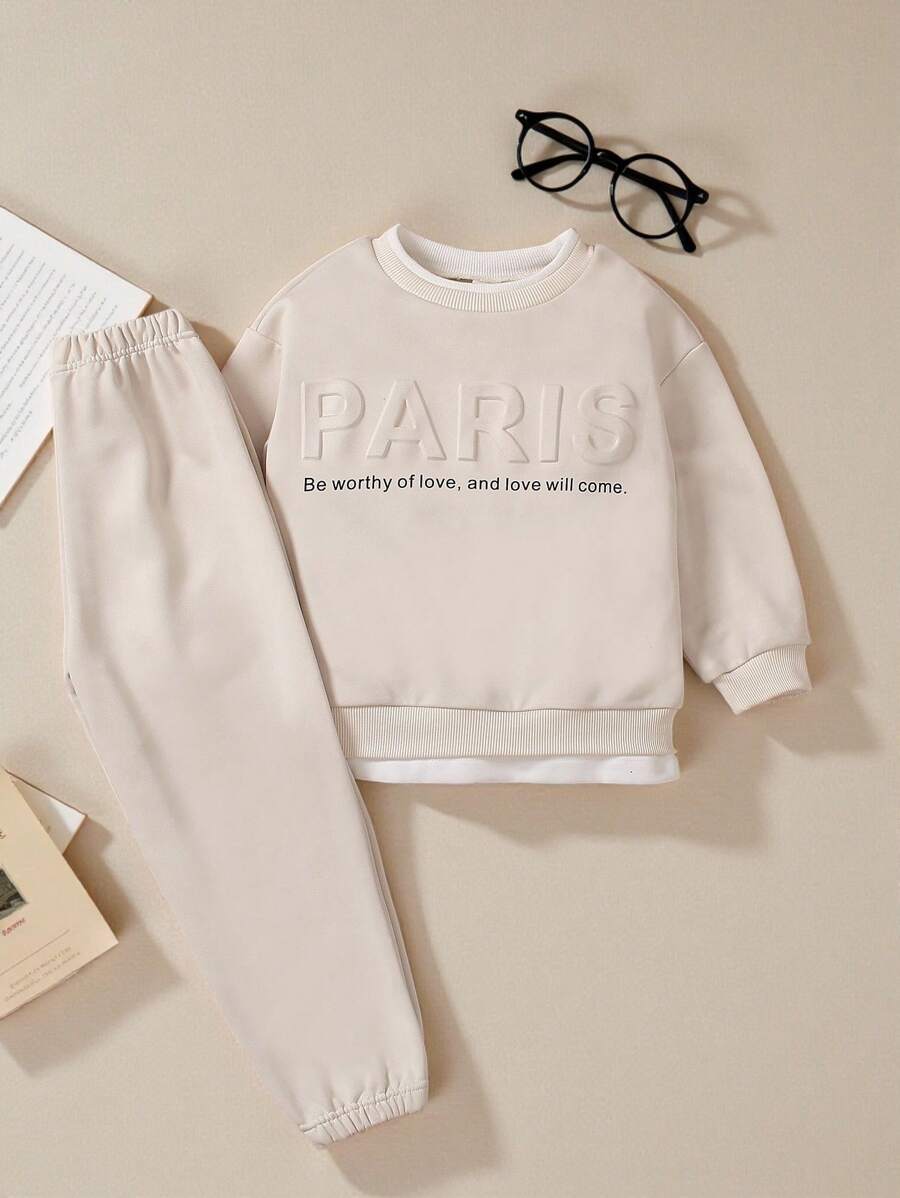 SHEIN Set de 2 piezas para niño joven: Camiseta de manga larga holgada con cuello redondo y estampado de letras distintivo, y pantalones con cordón de ajuste relajado. Conjunto versátil para diario, adecuado para volver al colegio y temporada deportiva, en color beige