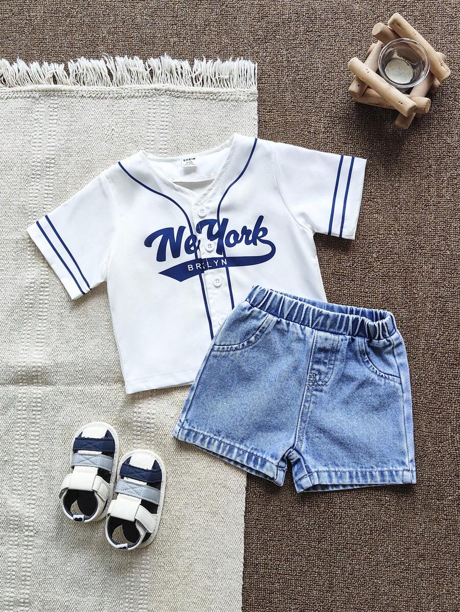 SHEIN Conjunto de chaqueta de béisbol blanca versátil y top de manga corta con pantalón vaquero azul claro para bebés niños, top deportivo de béisbol de manga corta blanco con estampado floral azul claro y logo azul marino, con aspecto casual y desgastado, suave y cómodo, estilo deportivo casual y adecuado para salidas de primavera y verano, juegos al aire libre, vacaciones, uso diario y viajes
