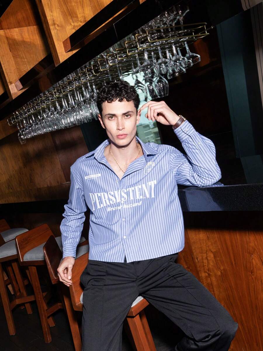 SHEIN X ELOISA & ORSON AKNOTIC Party Camisa casual de manga larga con cuello de solapa, estampado de letras y rayas, con ajuste holgado para uso diario para hombres