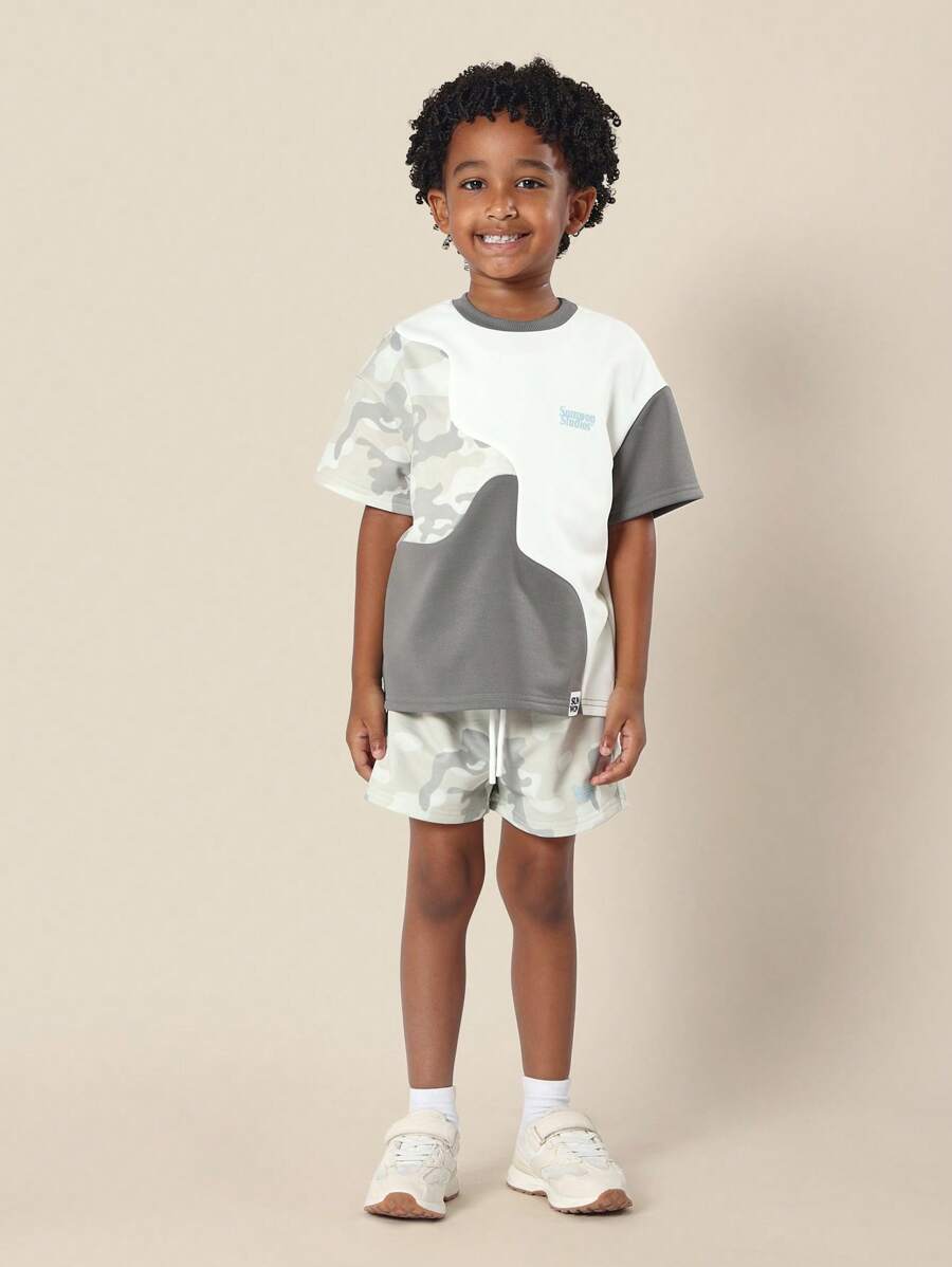 SUMWON Conjunto de camiseta y pantalones cortos de niños de verano con estampado de camuflaje de bloques, casual, de moda holgada, con cintura elástica y cordón, ropa de juego