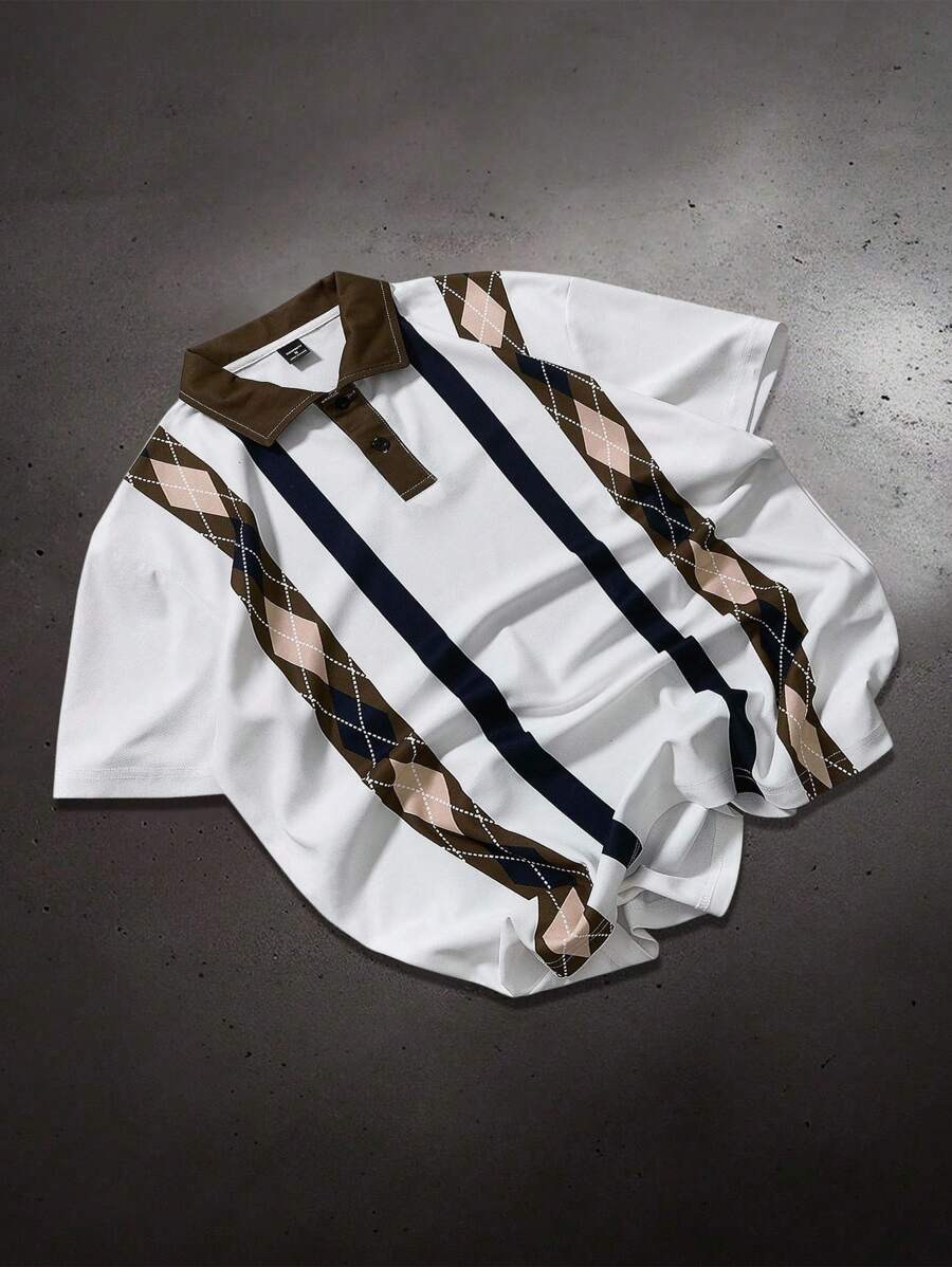 Manfinity Homme 1 pieza Camisa polo de manga corta con patrón geométrico para hombre. El diseño geométrico llamativo presenta franjas diagonales alternadas en colores marrón, azul marino y crema a través del área del pecho, creando un aspecto visualmente atractivo y sofisticado. El cuello es de color marrón. Esta camisa polo casual-a-empresarial popular e madura es perfecta para el uso diario y una excelente opción de regalo para novios, esposos y parejas.