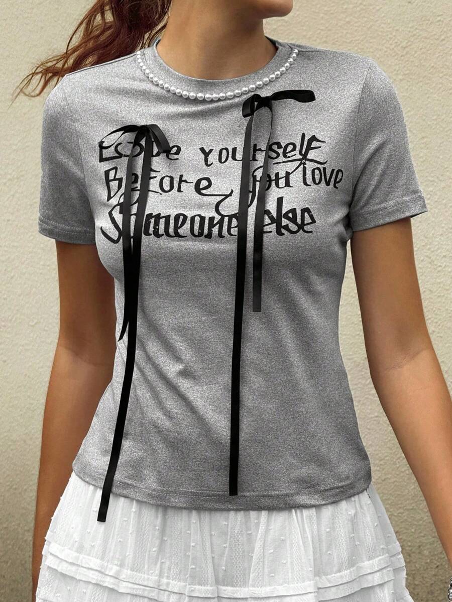 Jouncy T-shirt estiva da donna con stampa di slogan e fiocco decorativo a maniche corte
