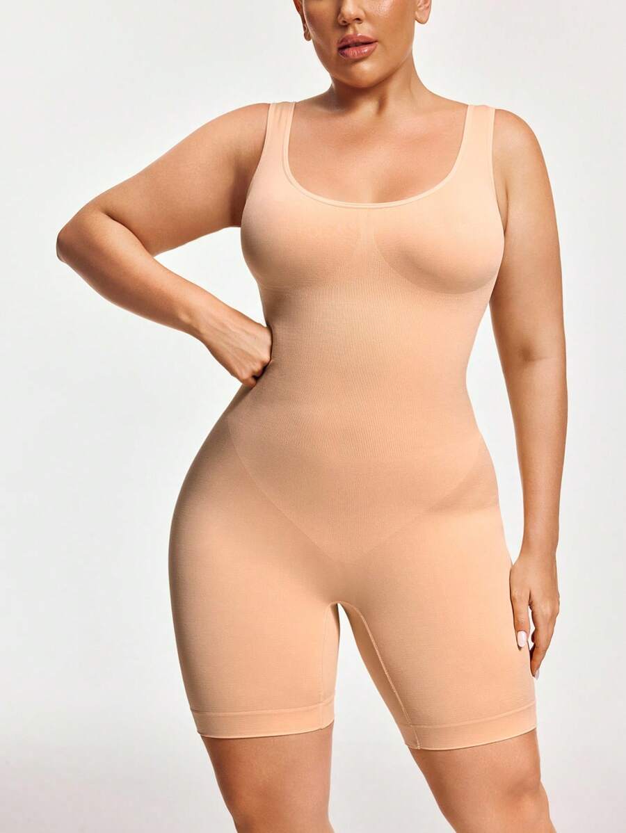 Mono corto de talla grande en color liso con tirantes anchos, de corte casual y ajustado