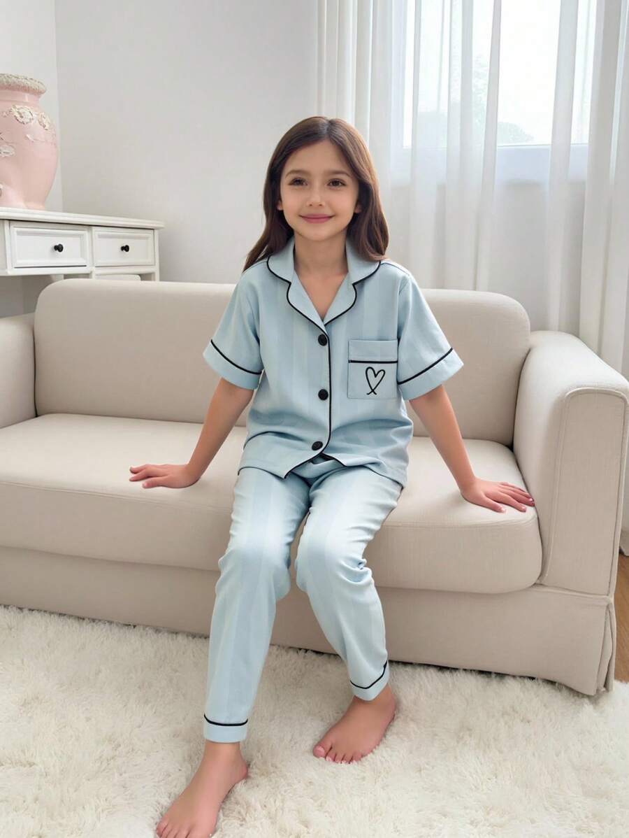 SHEIN Set de 2 piezas de pijama con top de manga corta y pantalones, con bordado de corazón jacquard, cómodo y casual para niñas