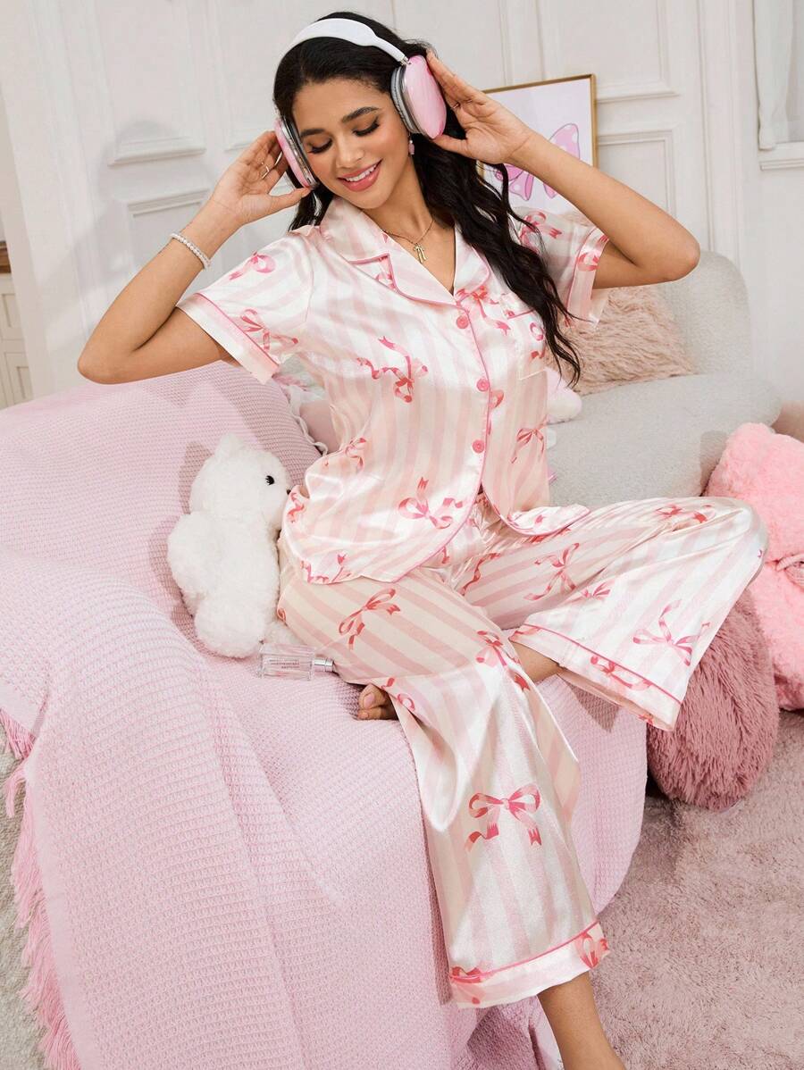 SweetSlumber Set de pijama para mujeres con 2 piezas: Top de manga corta con estampado de lazo y rayas satinado y pantalones