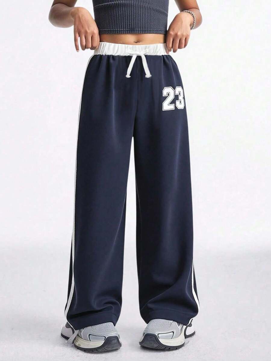 SHEIN Pantaloni sport casual personalizați cu imprimeu color block pentru fete preadolescente, culori vibrante, decor grafic cu cifre, croială lejeră pentru sport și ținute casual, perfecți pentru vară