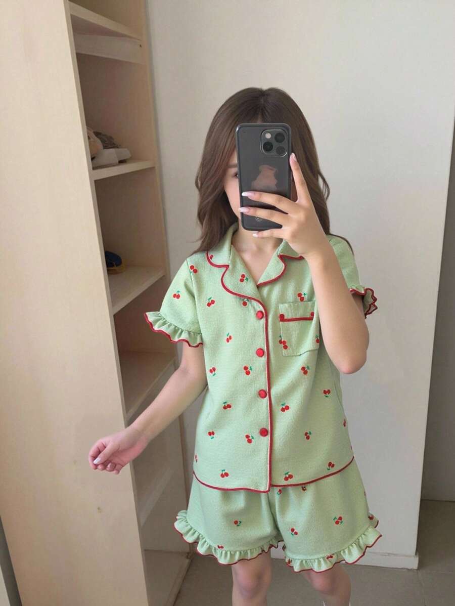 Conjunto de pijama para niñas preadolescentes, blusa de manga corta con volantes y estampado de cerezas, shorts elegantes y cómodos de moda