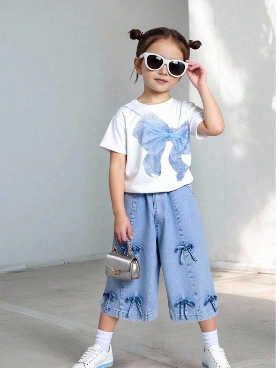 SHEIN Playful Pals Set de vară din 2 piese pentru fetițe. Recomandare stil dulce, drăguț și proaspăt! Top alb cu mânecă scurtă, decorat cu fundă 3D din organza, imprimeu fluturi pictat în cerneală. Se poate asorta cu pantaloni blugi 3/4 cu croială largă. Design cu fundă 3D cusută manual, croială lejeră și confortabilă. Purtare zilnică în campus, întâlniri cu prietenii, ședințe foto în vacanță. Cea mai bună alegere la modă pentru vară!