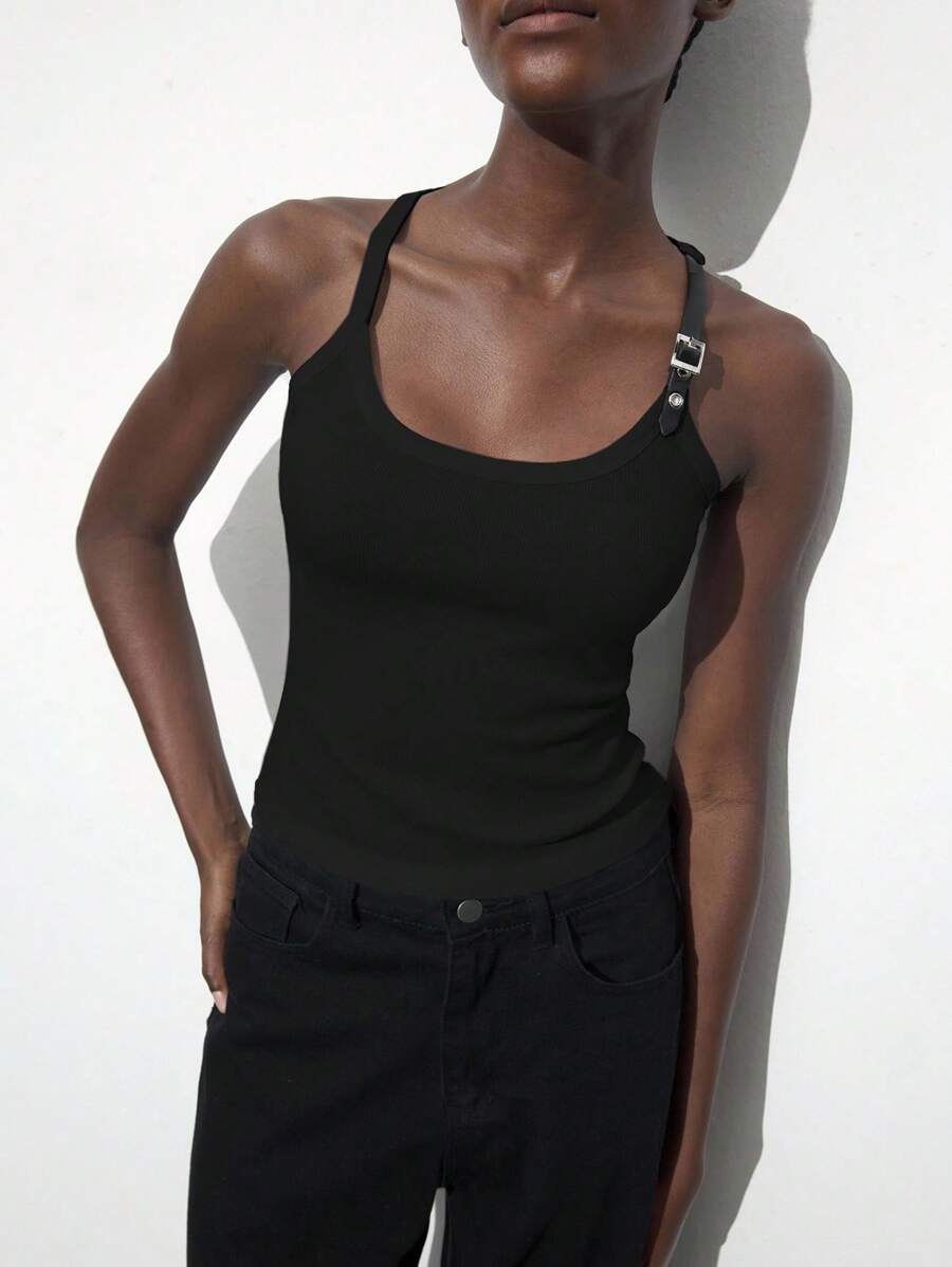 Maija Débardeur court noir décontracté à col en U, mode mode avec attache et décoration de boucle métallique. Recommandé pour les vacances, le style bureau décontracté, le style de rue