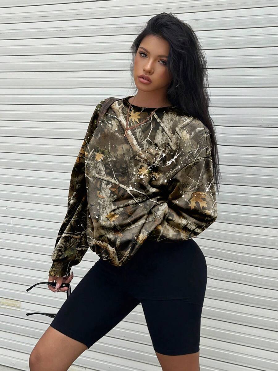 SHEIN EZwear Blusão de Moletom Oversized Casual Feminino com Estampa Gráfica de Camuflagem, Respingos e Galhos de Árvore, Verão