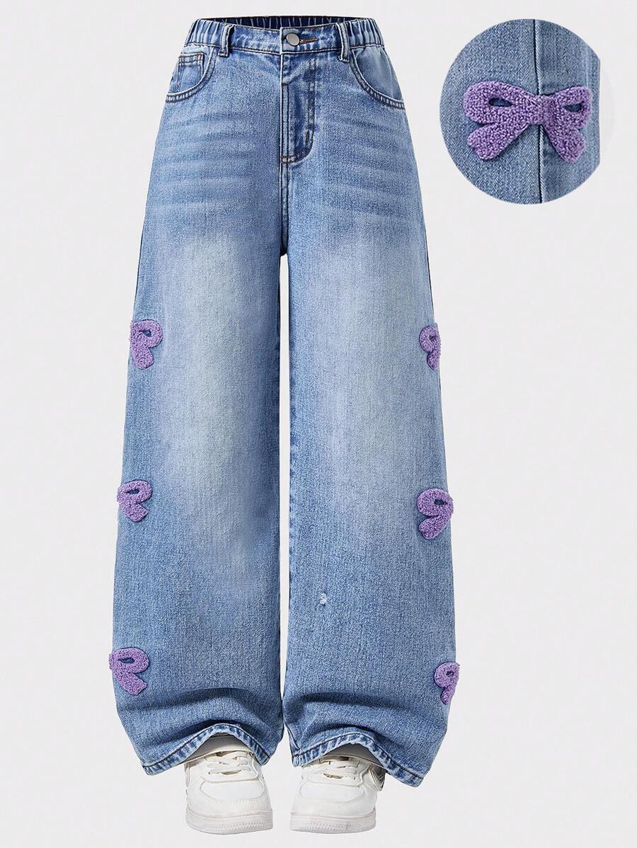 Jeans per ragazze taglie forti, design casual alla moda, toppe con fiocco viola dolce e ricamo a tovagliolo, vita media, pantaloni in denim blu slim fit
