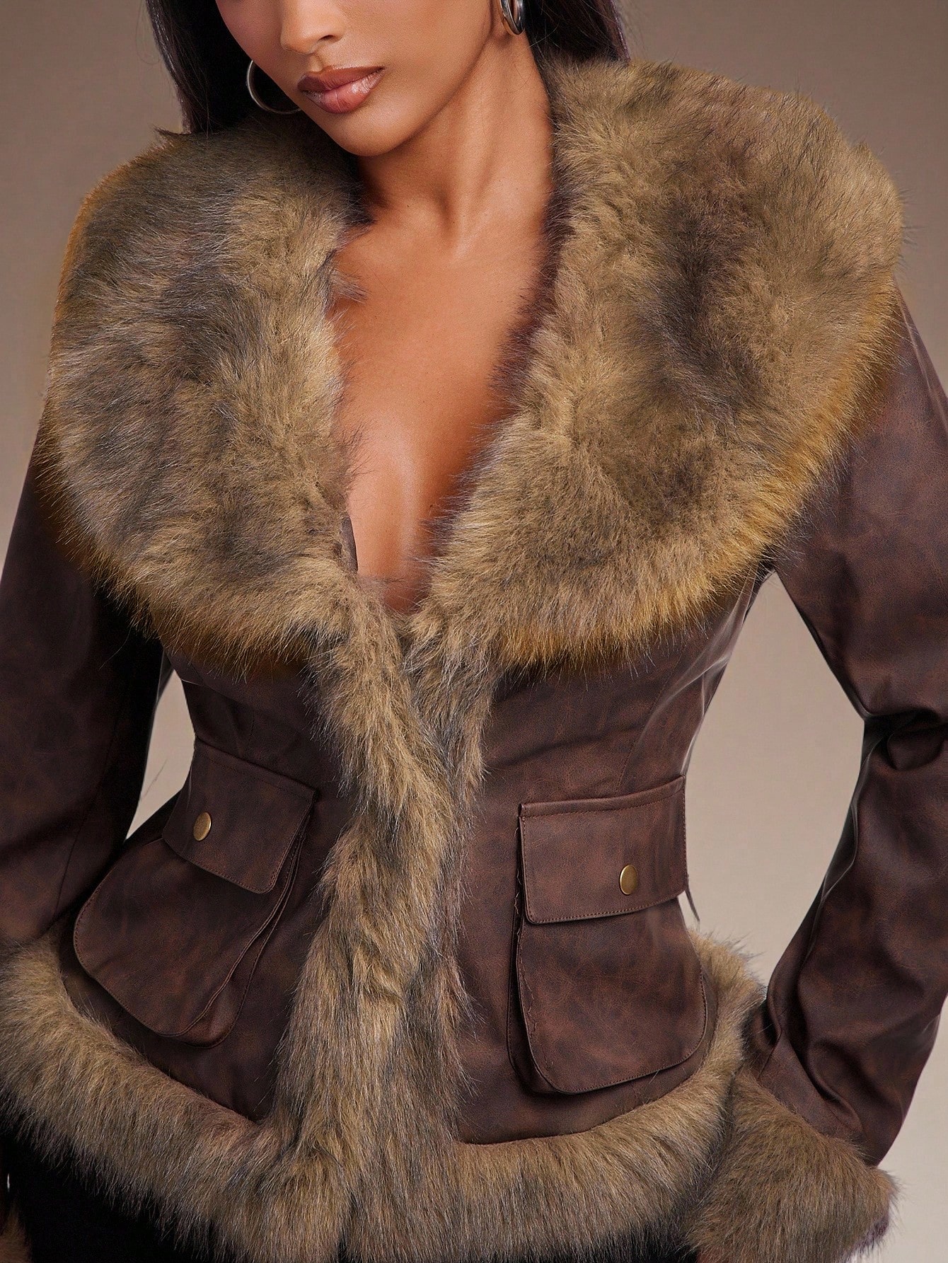 Radiana Giacca slim fit in pelle sintetica marrone vintage con colletto in pelliccia, cappotto corto in stile vintage in pelle sintetica per l'autunno/inverno