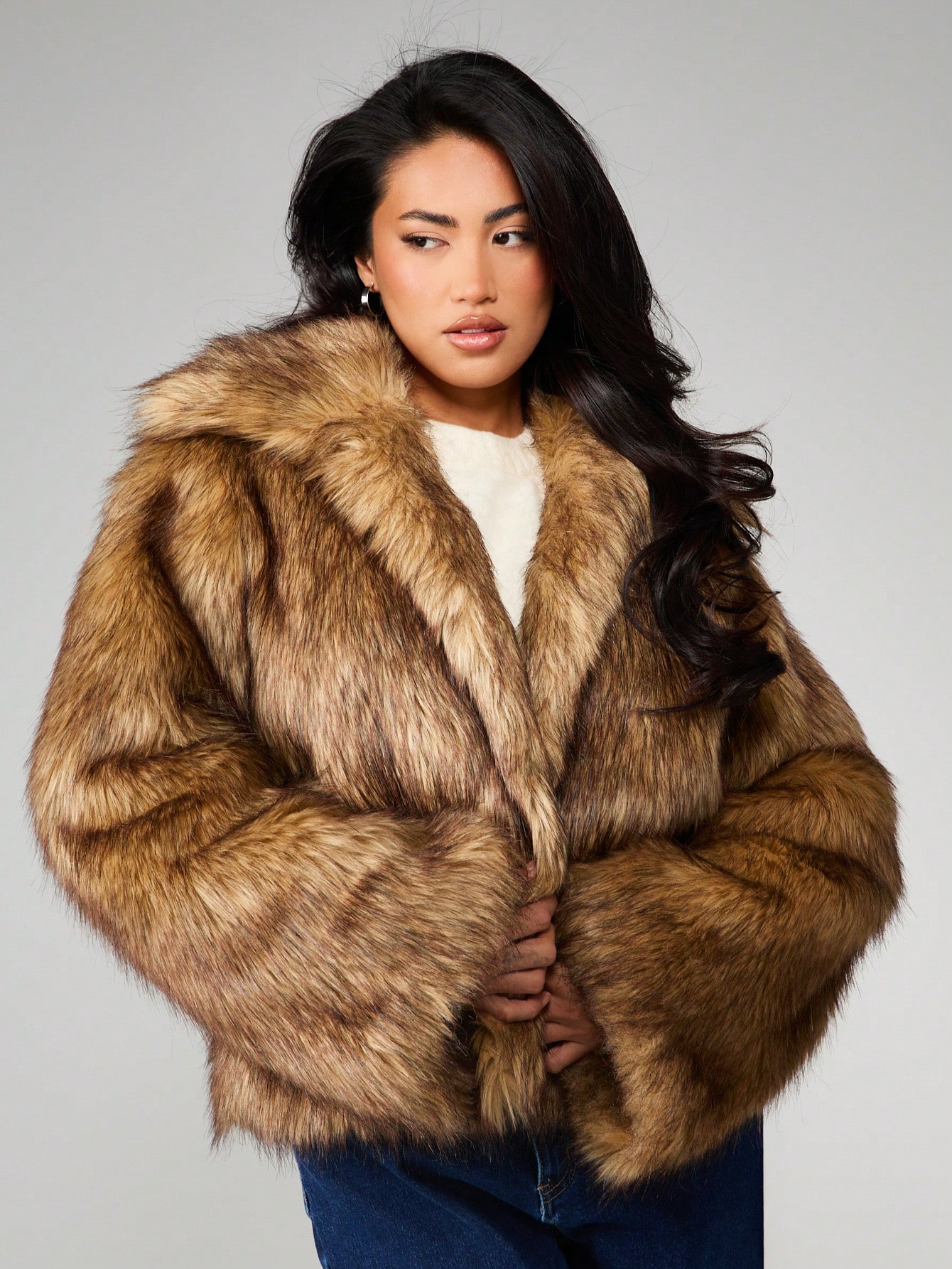 MISSGUIDED ふわふわの質感のフェイクファーコート｜MISSGUIDED