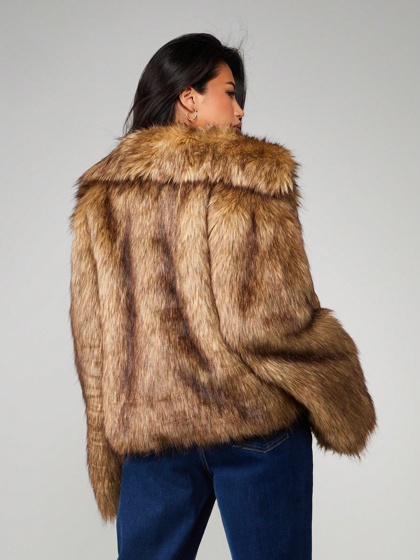 MISSGUIDED ふわふわの質感のフェイクファーコート｜MISSGUIDED