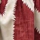 عنابي اللون