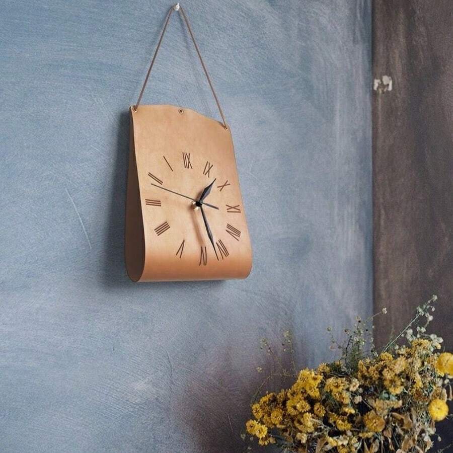 Une horloge de sac suspendu au design créatif d'art moderne. Décoration vintage personnalisée pour le salon. Horloge décorative silencieuse pour la maison et la chambre à coucher. Pendentif d'horloge de style moderne et luxueux, très attrayant. Horloge murale en forme de sac pour restaurant et café