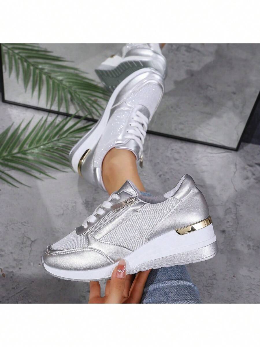 Damen Plateau Sneaker mit rundem Zehenbereich, Goldfarbene Patchwork-Schnürung, Dicker Sohle und Glitzer Absatz