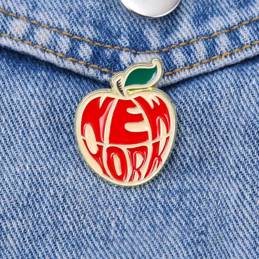 Emaille Brosche mit NY Big Apple Motiv, Apfel Mode Dekorative Broschen Ornamente Revers Tasche Abzeichen Schmuck Geschenke 2025 Neuer Stil Pin für Kleidung Taschenverschönerung Schule