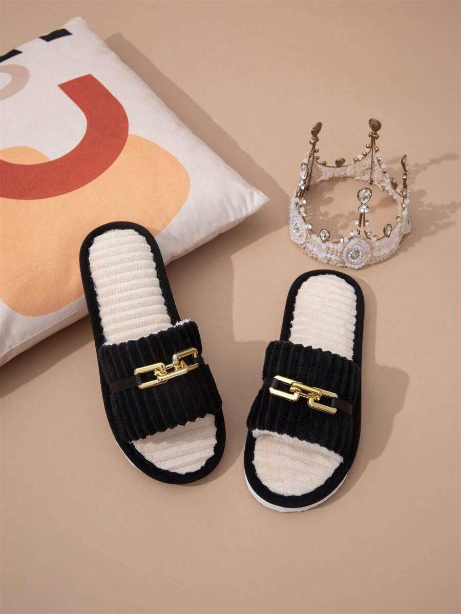 Chaussons à la mode pour femmes, chaussons d'intérieur en peluche douce pour couple avec décoration de chaîne, semelle légère anti-dérapante et silencieuse, chaussons d'intérieur pour toute l'année