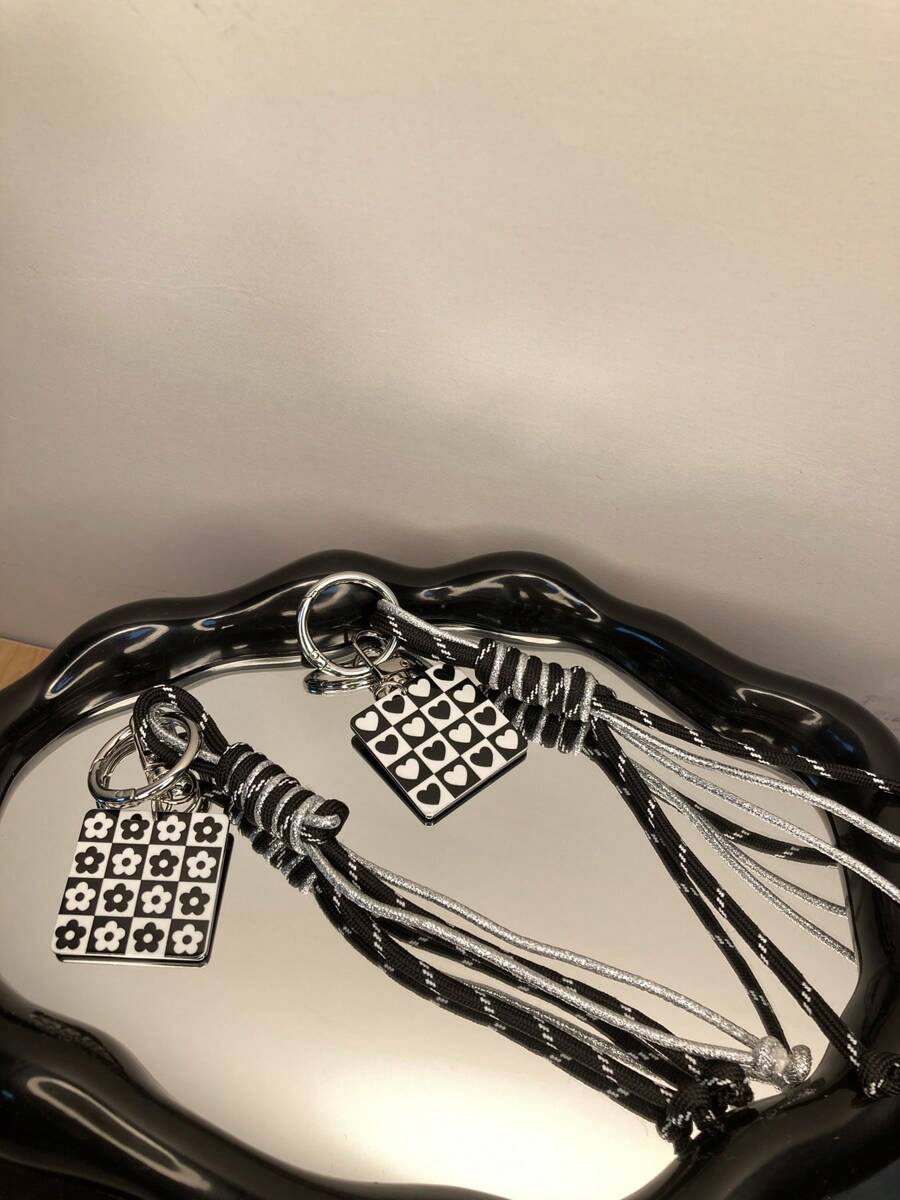 1pc Black & White Checkered Keychain, Black & White Flower Heart Square Charm Bag Accessory, Couple's Charm, Car Accessories, Women's Handbag/Shoulder Bag/Backpack Decor, Men's Backpack Keyring, Gift For Young Couples, College Students, Y2K/Goth Style