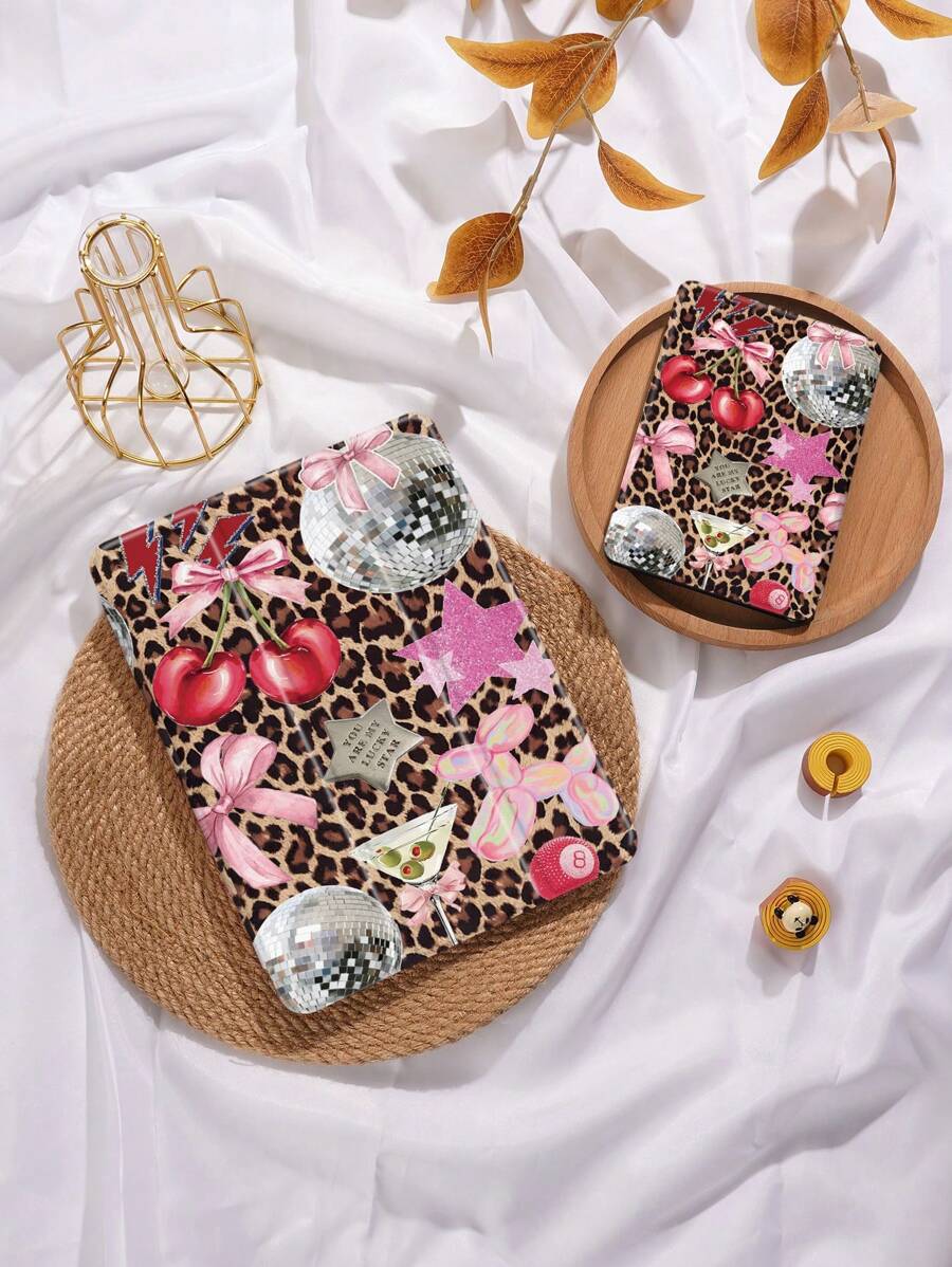 Beschermhoes met luipaardpatchwork en kersenpatroon, compatibel met iPad Air4/5 10,9 inch, iPad 7/8/9/10,2 inch, iPad 10e generatie, compatibel met Kindle Paperwhite 12e generatie 2024, Kindle (11e generatie) 2022-release, compatibel met Samsung Galaxy Tab S6 Lite 10,4 inch, automatische slaap-/waakfunctie, opties voor meerdere stijlen