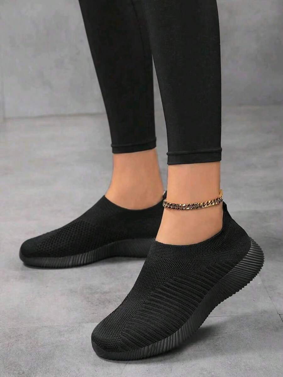 2025 Zapatillas de punto para mujer para exteriores, color negro, transpirables de corte bajo con slip-on, ligeras para caminar y correr