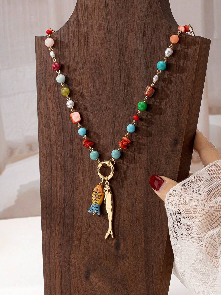 1 colar com pingente de peixe feito à mão, colar com contas de concha e pérola falsa estilo praia de verão para mulheres, acessórios de joias boho (cor e formato podem variar aleatoriamente)