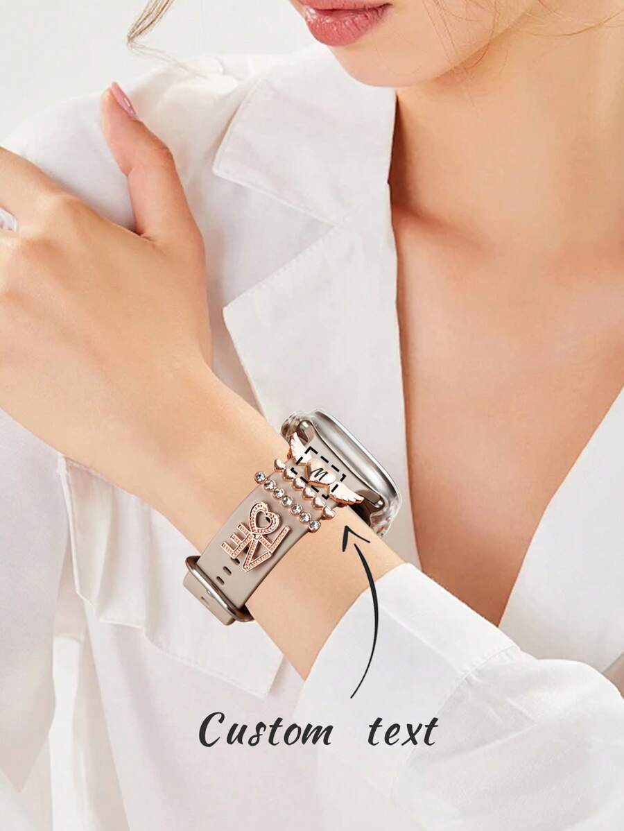 1 pièce, boucle de sangle de décoration personnalisée gravée au nom de la femme, combinaison d'amour exclusive et personnalisée, mignonne, unique, , simple et belle. Convient pour les anniversaires, la Saint-Valentin, les anniversaires et la fête des mères. Très adapté pour les parents, les amis et les êtres chers, et s'assortit parfaitement pour une utilisation quotidienne ou en couple. Assortir facilement à différents styles de montres et ajouter des couleurs décoratives éclatantes à la sangle.