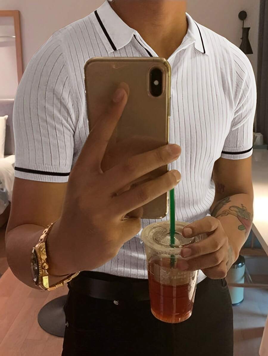Camicia polo uomo a maniche corte in maglia bianca - bordi neri sul colletto e polsini - design a righe verticali con costine - tessuto morbido e confortevole per uso casual quotidiano, streetwear e outfit di moda