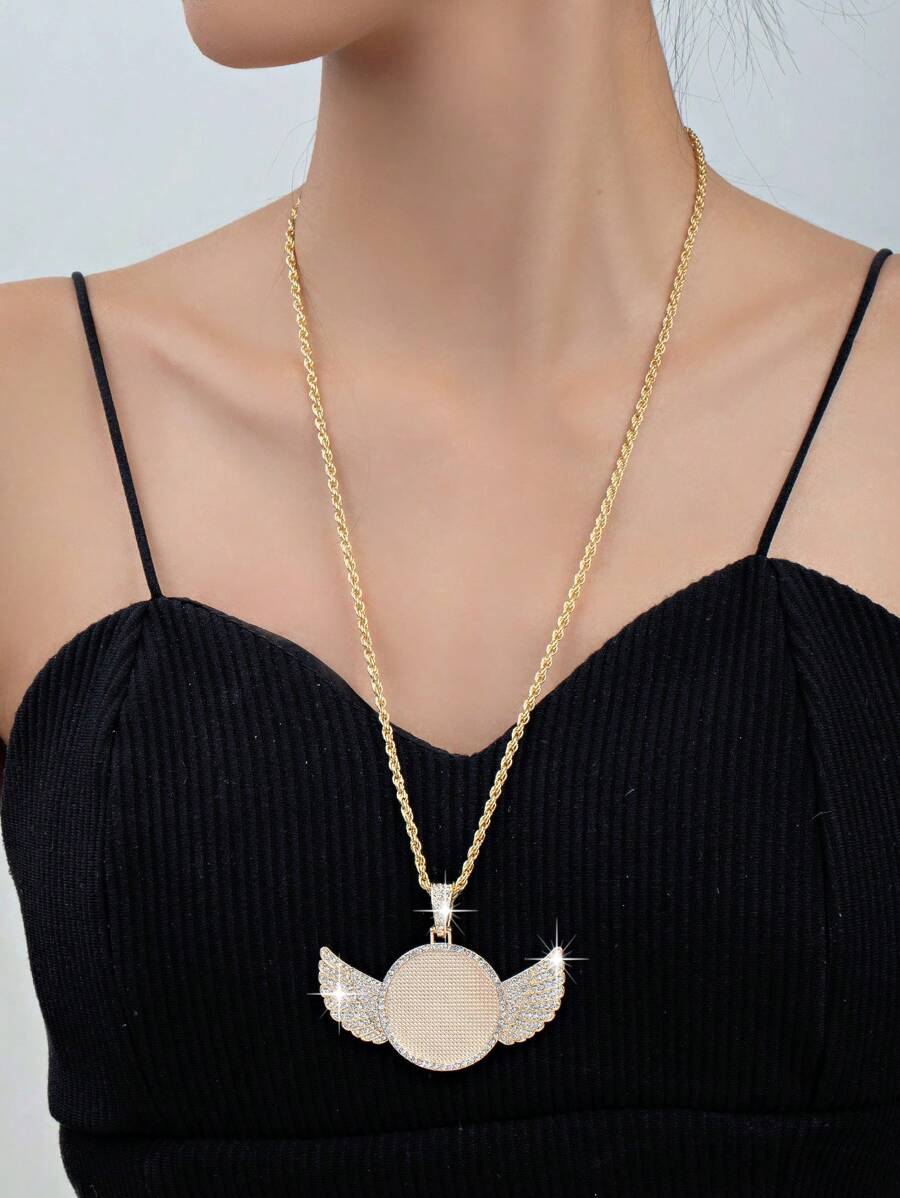 Collier pendentif avec cadre photo d'ailes d'ange et cubique de zircone. Bijoux à la mode pour couple, cadeau d'anniversaire. Le meilleur cadeau pour les femmes à porter au quotidien ou comme cadeau. Colliers pour femmes, bijoux d'été, bijoux en or